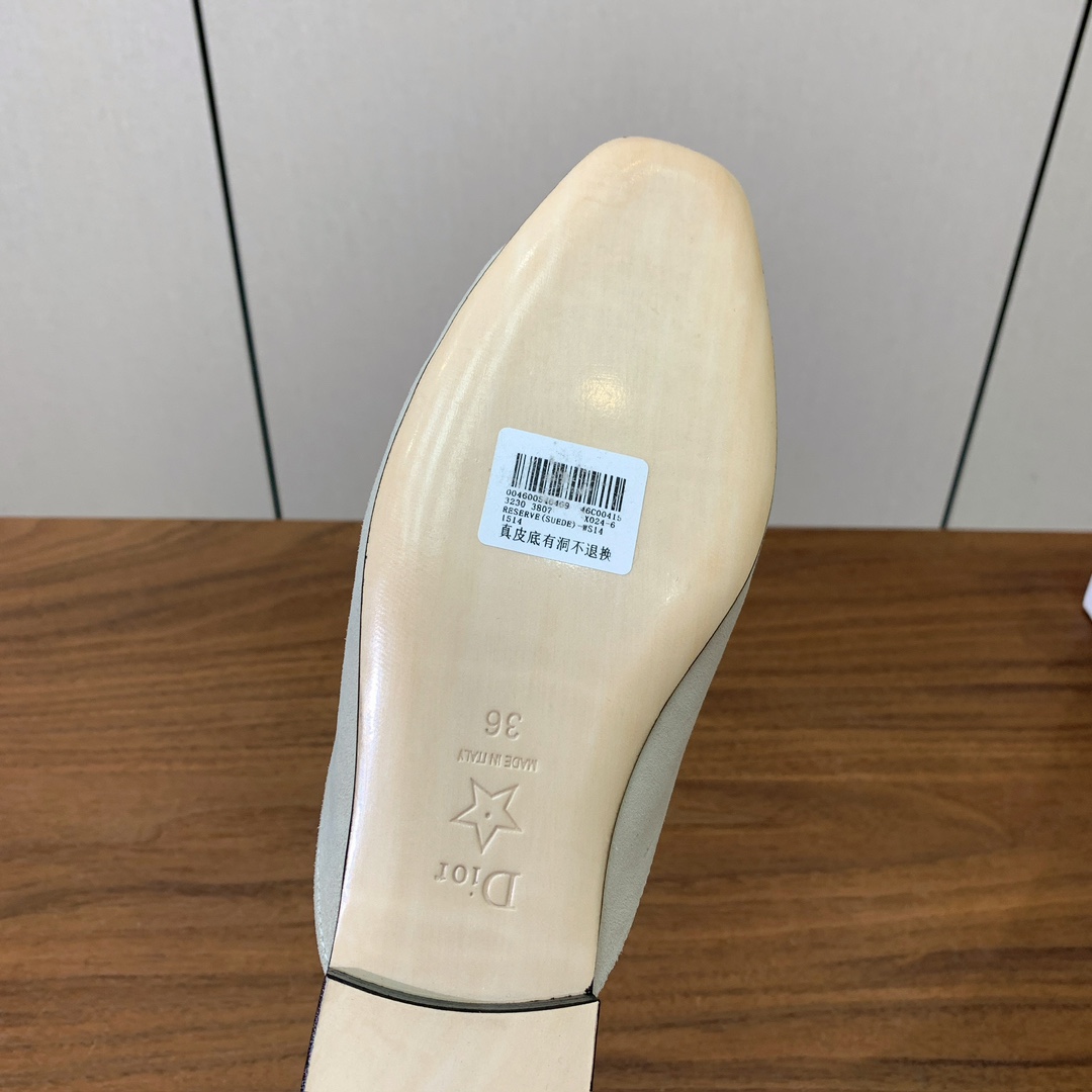 【D*or】蝴蝶结包头拖。修长方形鞋头和精致的金色饰面金属蝴蝶结装饰。采用绒面羊皮革精心制作，彰显舒适穿