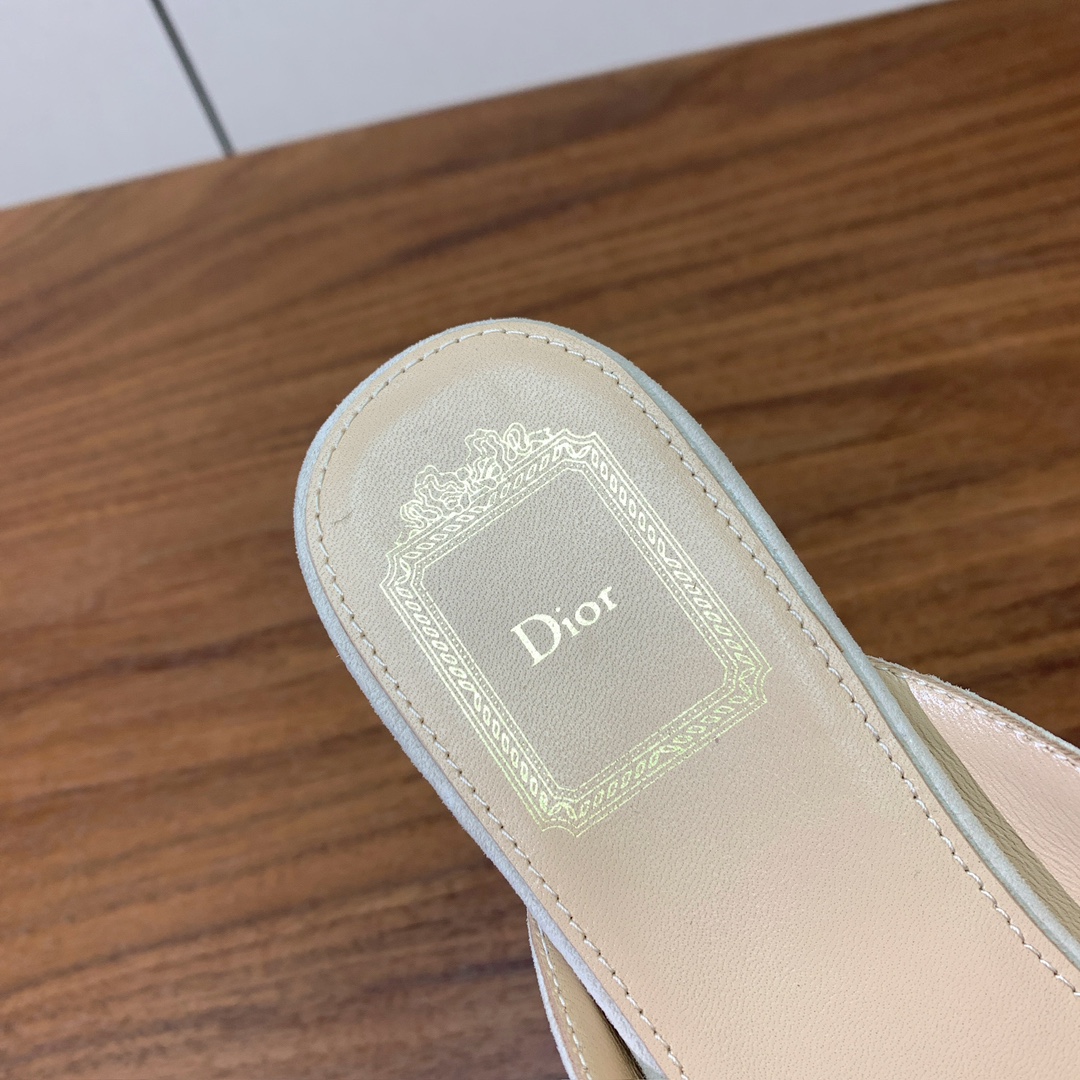 【D*or】蝴蝶结包头拖。修长方形鞋头和精致的金色饰面金属蝴蝶结装饰。采用绒面羊皮革精心制作，彰显舒适穿