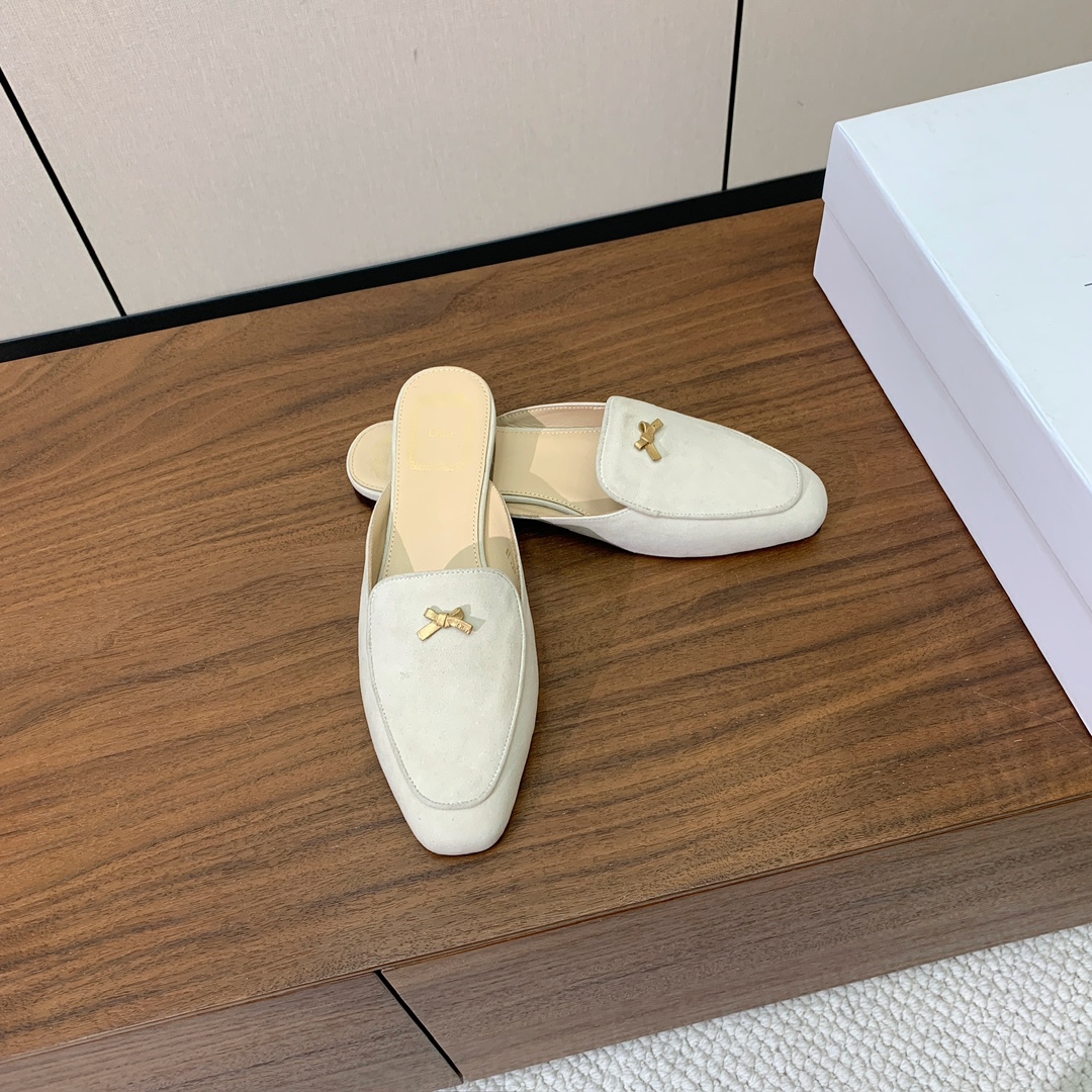 【D*or】蝴蝶结包头拖。修长方形鞋头和精致的金色饰面金属蝴蝶结装饰。采用绒面羊皮革精心制作，彰显舒适穿