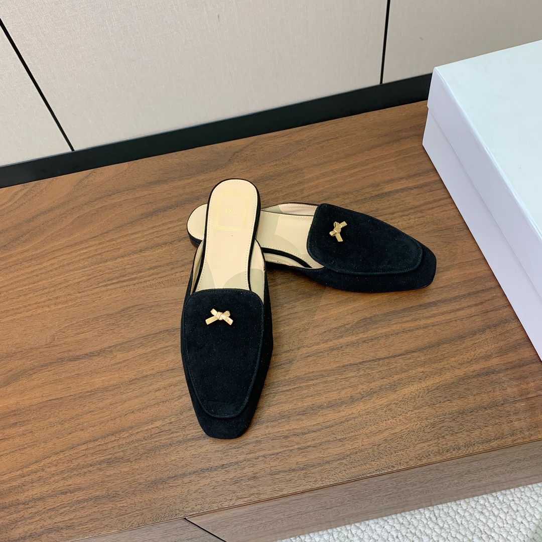 【D*or】蝴蝶结包头拖。修长方形鞋头和精致的金色饰面金属蝴蝶结装饰。采用绒面羊皮革精心制作，彰显舒适穿