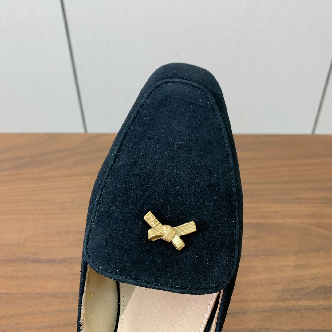 【D*or】蝴蝶结包头拖。修长方形鞋头和精致的金色饰面金属蝴蝶结装饰。采用绒面羊皮革精心制作，彰显舒适穿