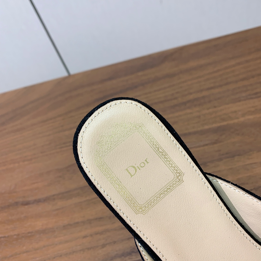 【D*or】蝴蝶结包头拖。修长方形鞋头和精致的金色饰面金属蝴蝶结装饰。采用绒面羊皮革精心制作，彰显舒适穿