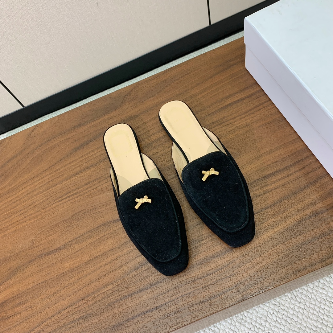 【D*or】蝴蝶结包头拖。修长方形鞋头和精致的金色饰面金属蝴蝶结装饰。采用绒面羊皮革精心制作，彰显舒适穿