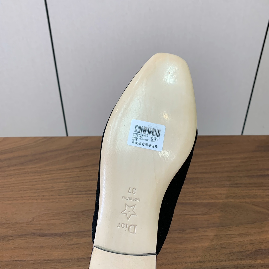 【D*or】蝴蝶结包头拖。修长方形鞋头和精致的金色饰面金属蝴蝶结装饰。采用绒面羊皮革精心制作，彰显舒适穿