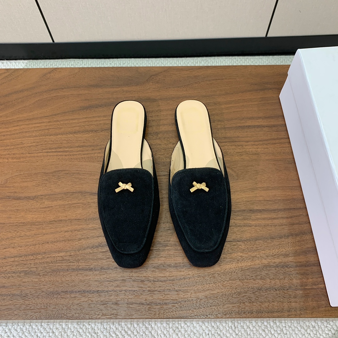 【D*or】蝴蝶结包头拖。修长方形鞋头和精致的金色饰面金属蝴蝶结装饰。采用绒面羊皮革精心制作，彰显舒适穿