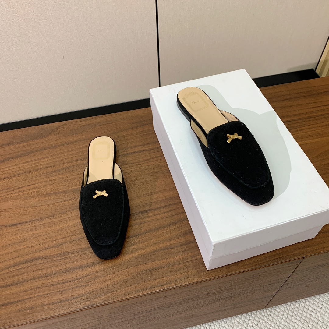 【D*or】蝴蝶结包头拖。修长方形鞋头和精致的金色饰面金属蝴蝶结装饰。采用绒面羊皮革精心制作，彰显舒适穿
