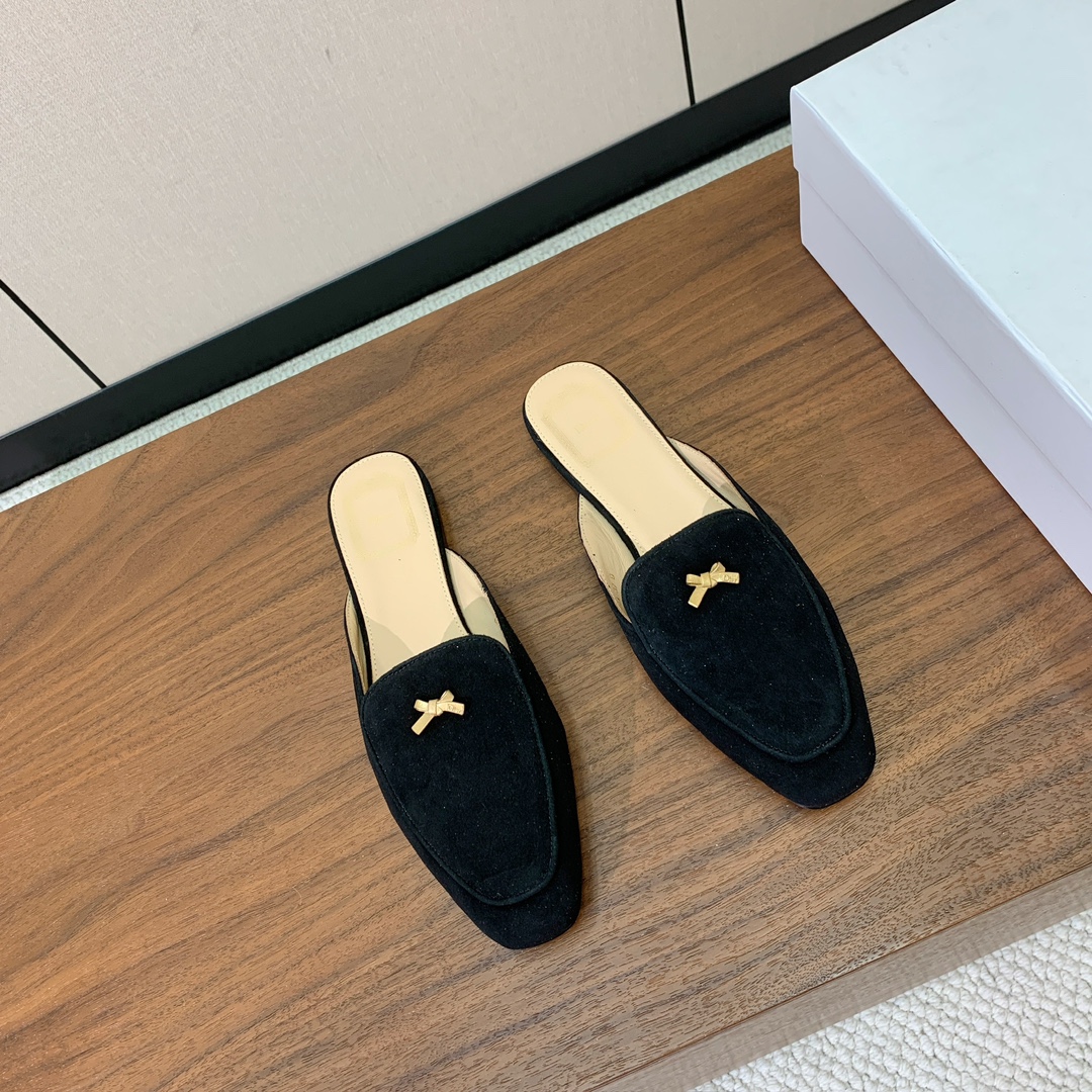 【D*or】蝴蝶结包头拖。修长方形鞋头和精致的金色饰面金属蝴蝶结装饰。采用绒面羊皮革精心制作，彰显舒适穿