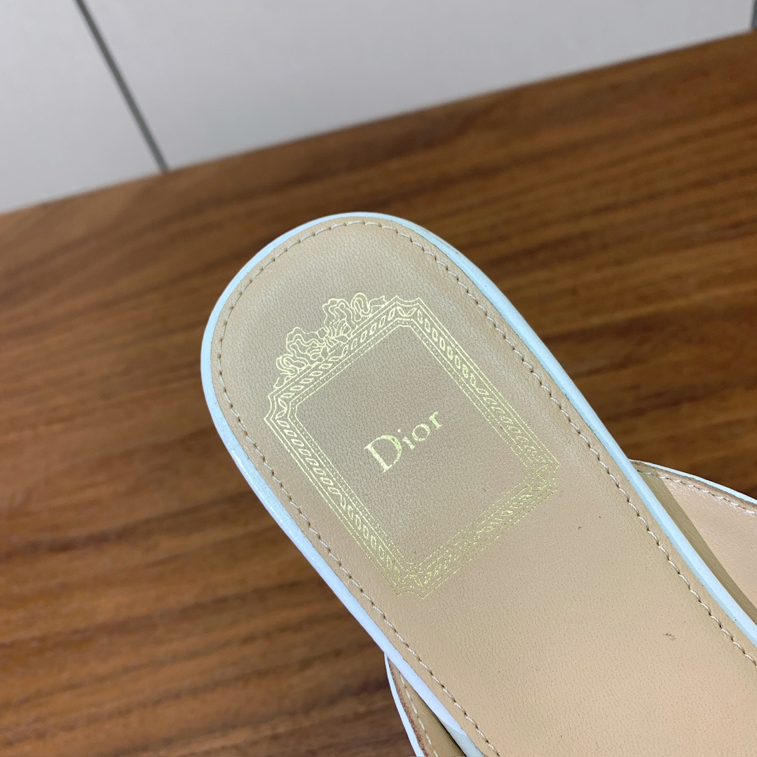 【D*or】蝴蝶结包头拖。修长方形鞋头和精致的金色饰面金属蝴蝶结装饰。采用绒面羊皮革精心制作，彰显舒适穿