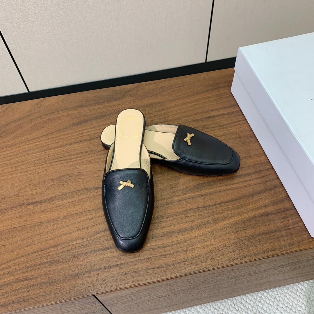 【D*or】蝴蝶结包头拖。修长方形鞋头和精致的金色饰面金属蝴蝶结装饰。采用绒面羊皮革精心制作，彰显舒适穿