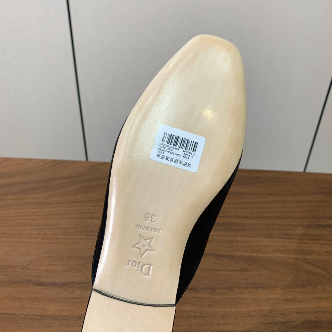 【D*or】蝴蝶结包头拖。修长方形鞋头和精致的金色饰面金属蝴蝶结装饰。采用绒面羊皮革精心制作，彰显舒适穿