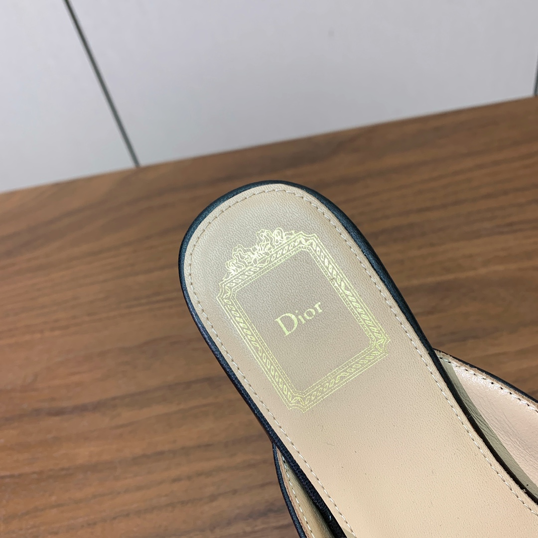 【D*or】蝴蝶结包头拖。修长方形鞋头和精致的金色饰面金属蝴蝶结装饰。采用绒面羊皮革精心制作，彰显舒适穿
