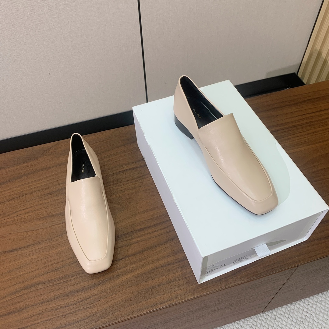 【The row】乐福鞋。经典灵感定义了这款鞋的现代优雅风格。鞋面牛皮，羊皮内里及垫脚。真皮大底。码数：