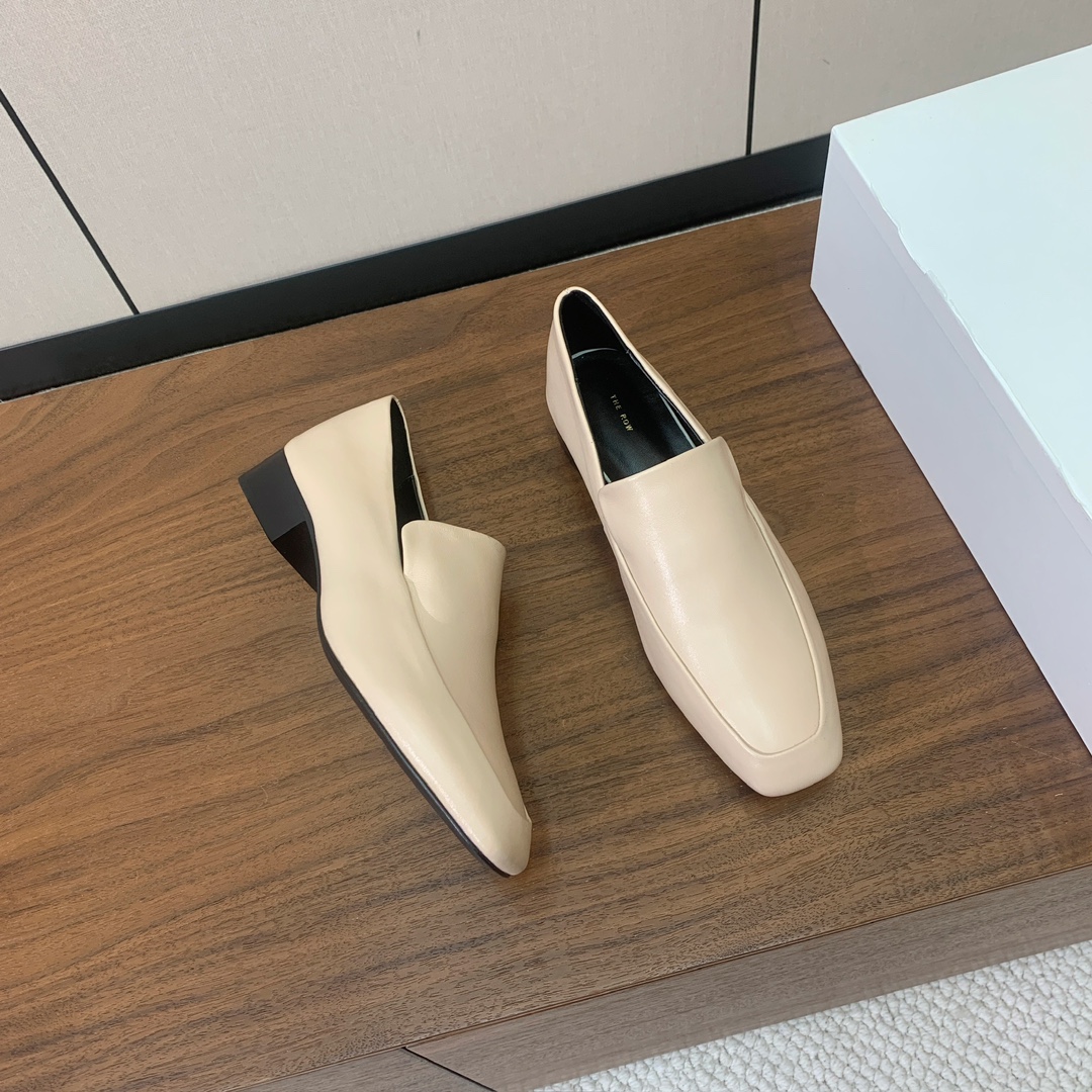 【The row】乐福鞋。经典灵感定义了这款鞋的现代优雅风格。鞋面牛皮，羊皮内里及垫脚。真皮大底。码数：
