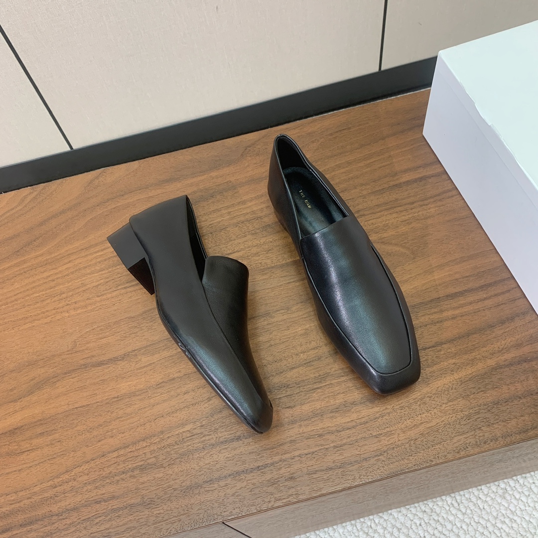 【The row】乐福鞋。经典灵感定义了这款鞋的现代优雅风格。鞋面牛皮，羊皮内里及垫脚。真皮大底。码数：