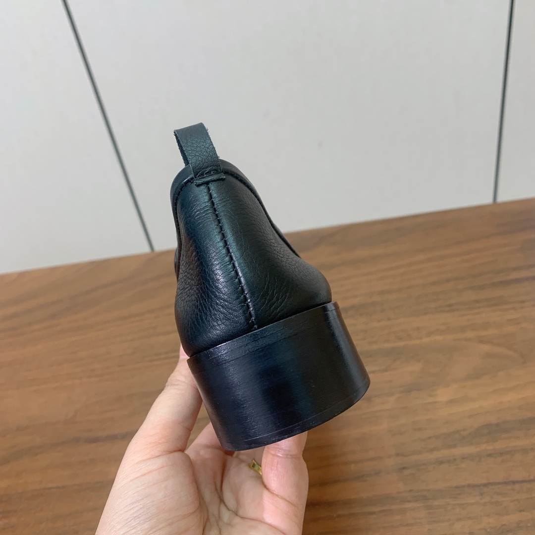【The row】乐福鞋。经典灵感定义了这款鞋的现代优雅风格。鞋面牛皮，羊皮内里及垫脚。注塑真皮大底。码