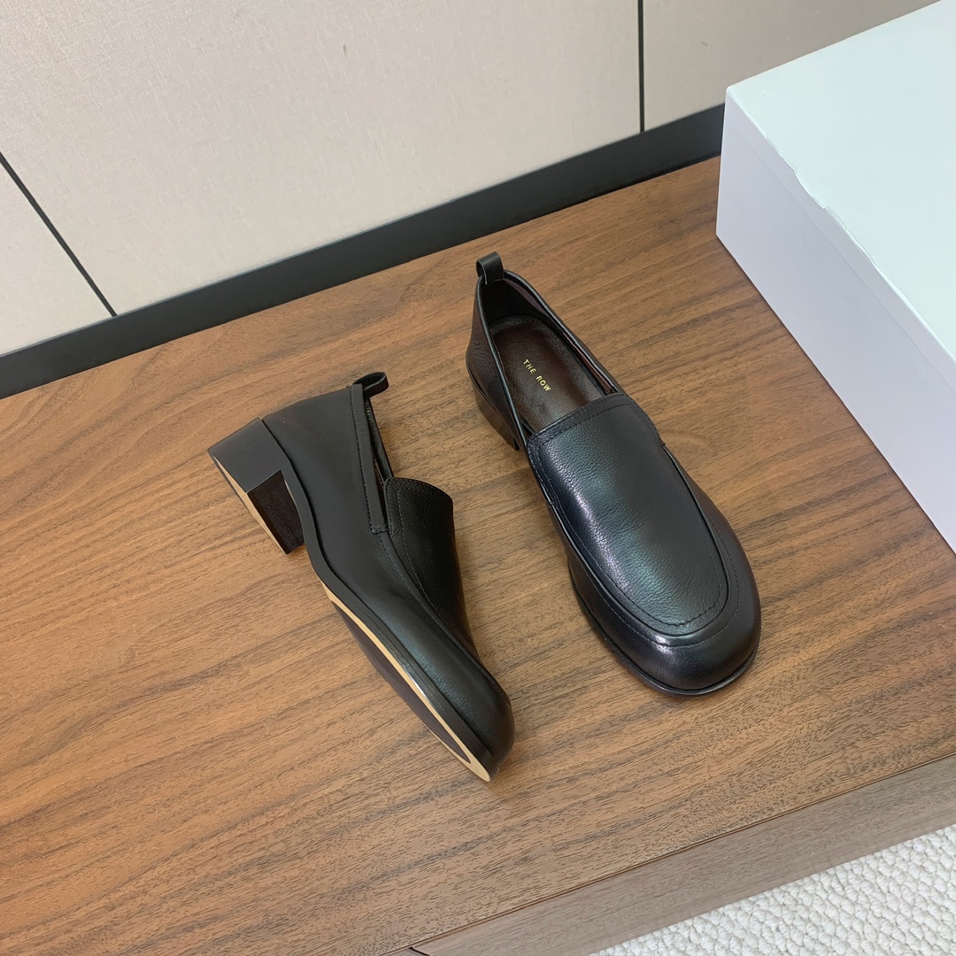 【The row】乐福鞋。经典灵感定义了这款鞋的现代优雅风格。鞋面牛皮，羊皮内里及垫脚。注塑真皮大底。码