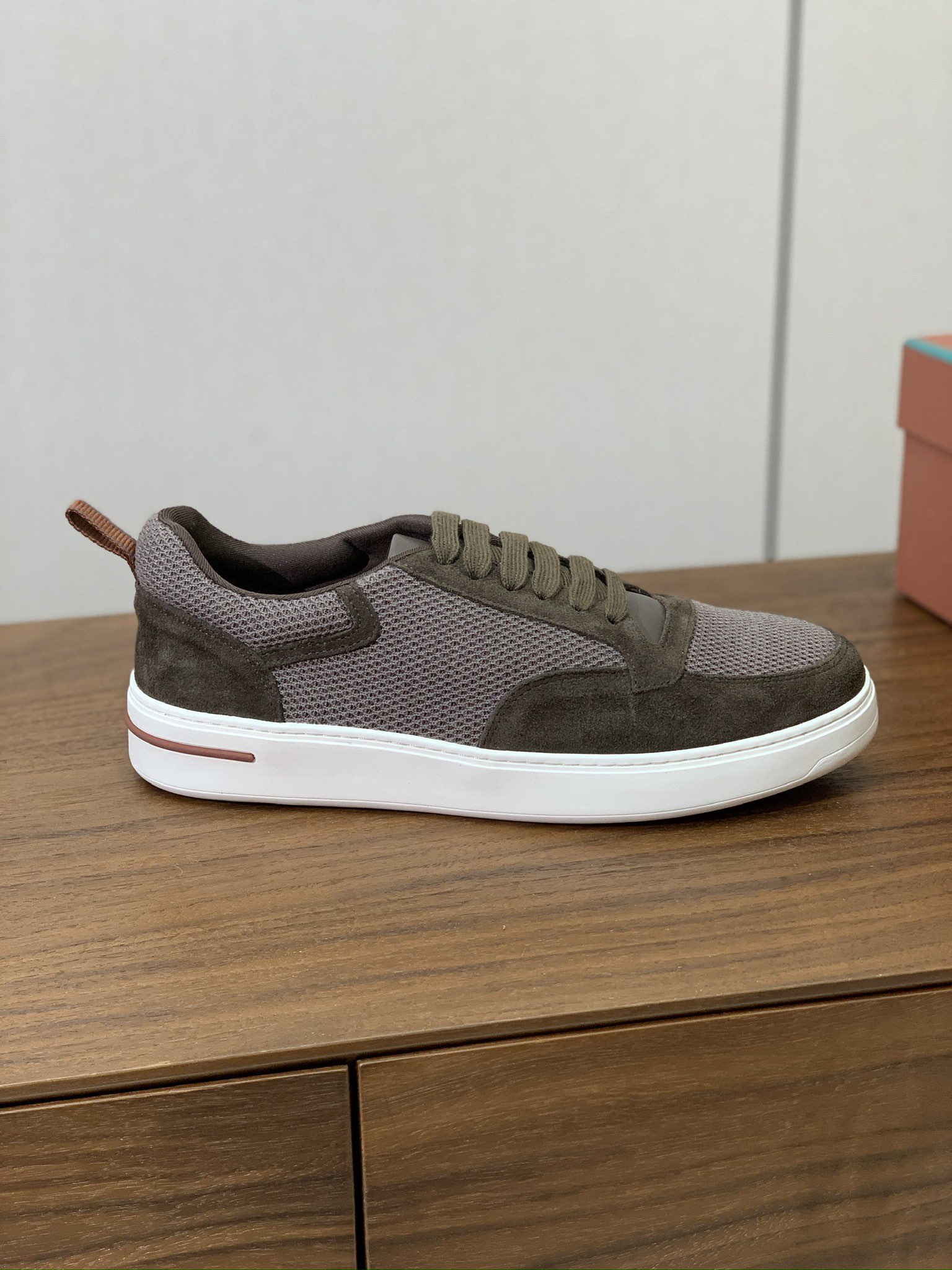 【Loro Piana】男款网面拼接休闲鞋。简约时尚，鞋面采用网面拼接牛反绒。羊皮垫脚。定制橡胶底。码数