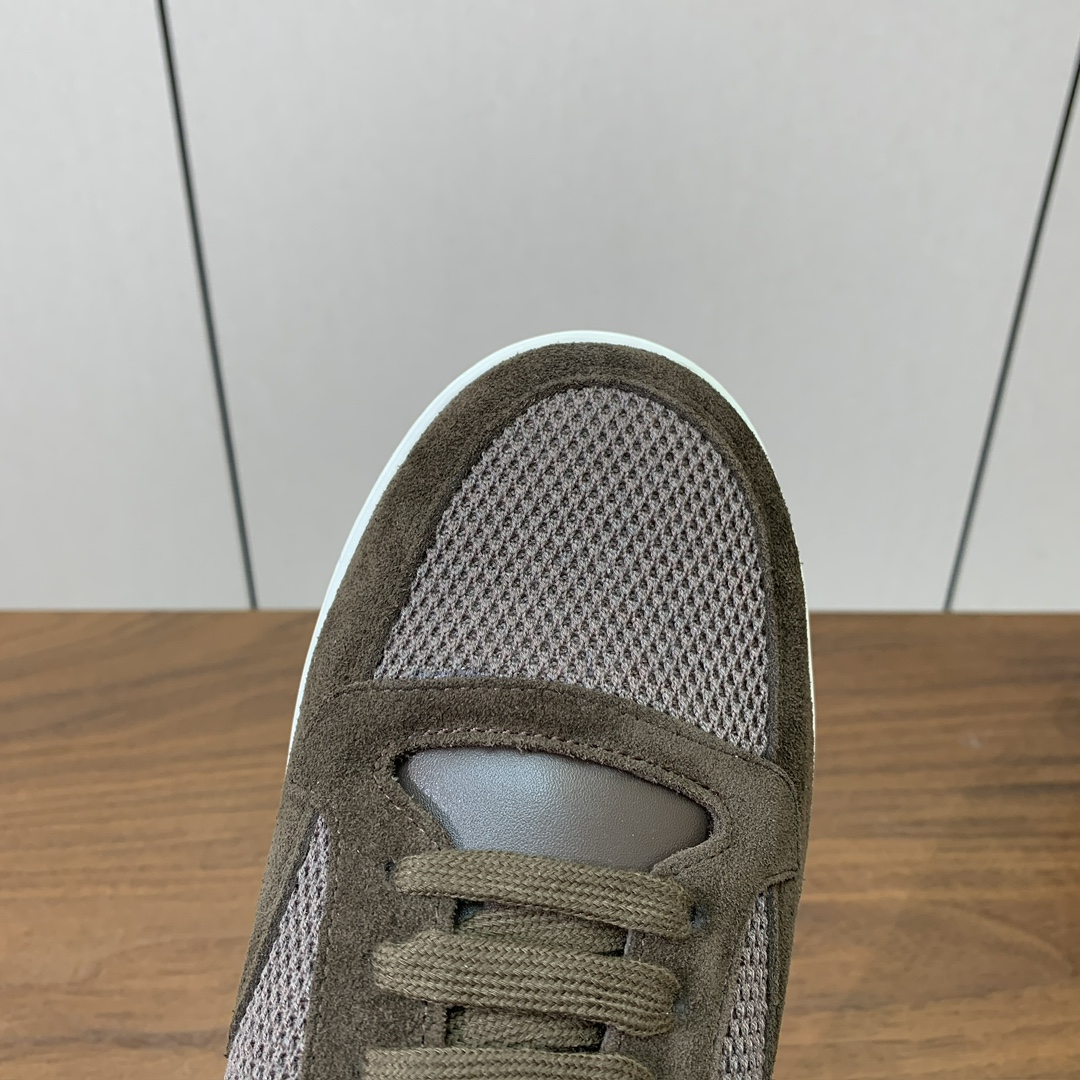 【Loro Piana】男款网面拼接休闲鞋。简约时尚，鞋面采用网面拼接牛反绒。羊皮垫脚。定制橡胶底。码数