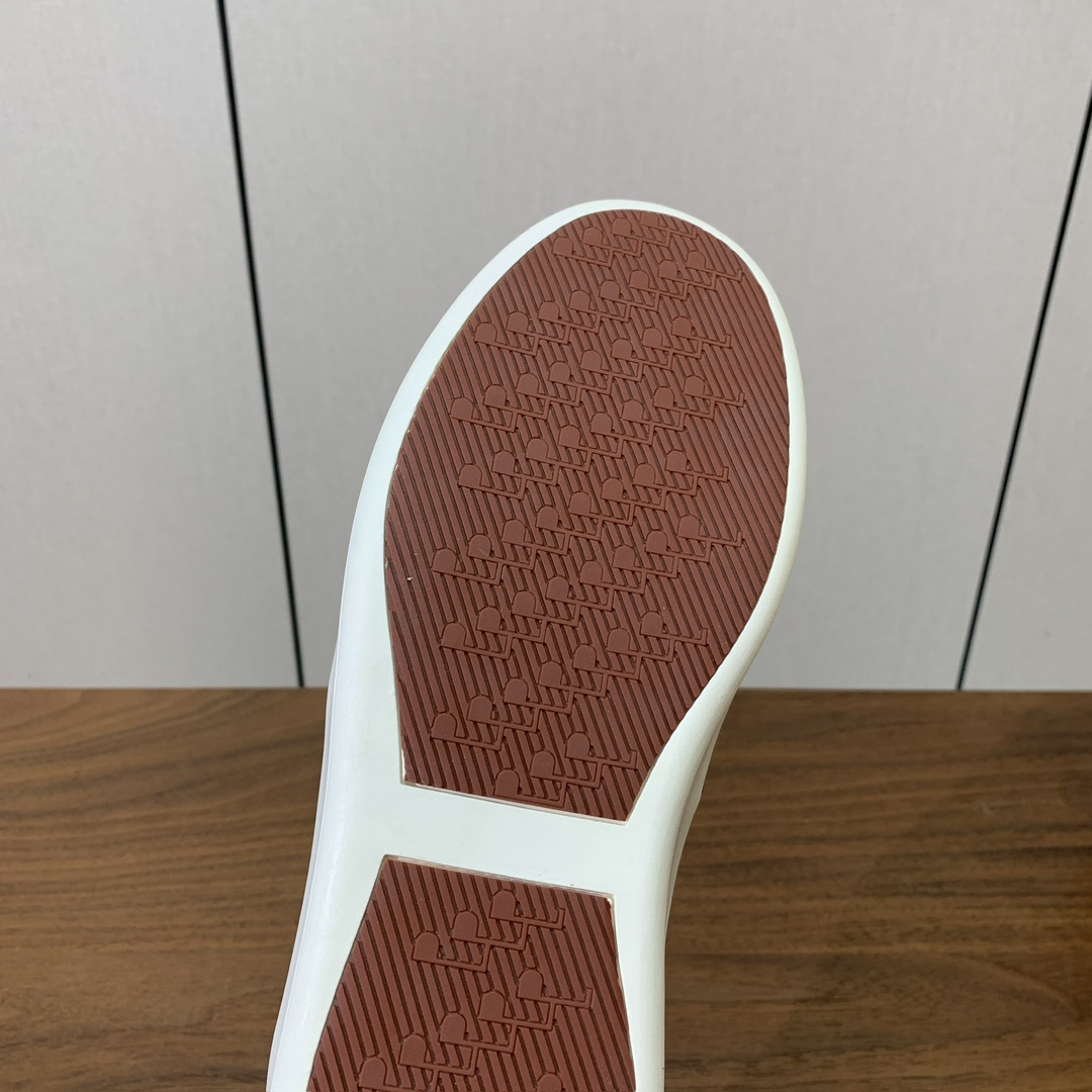 【Loro Piana】男款网面拼接休闲鞋。简约时尚，鞋面采用网面拼接牛反绒。羊皮垫脚。定制橡胶底。码数