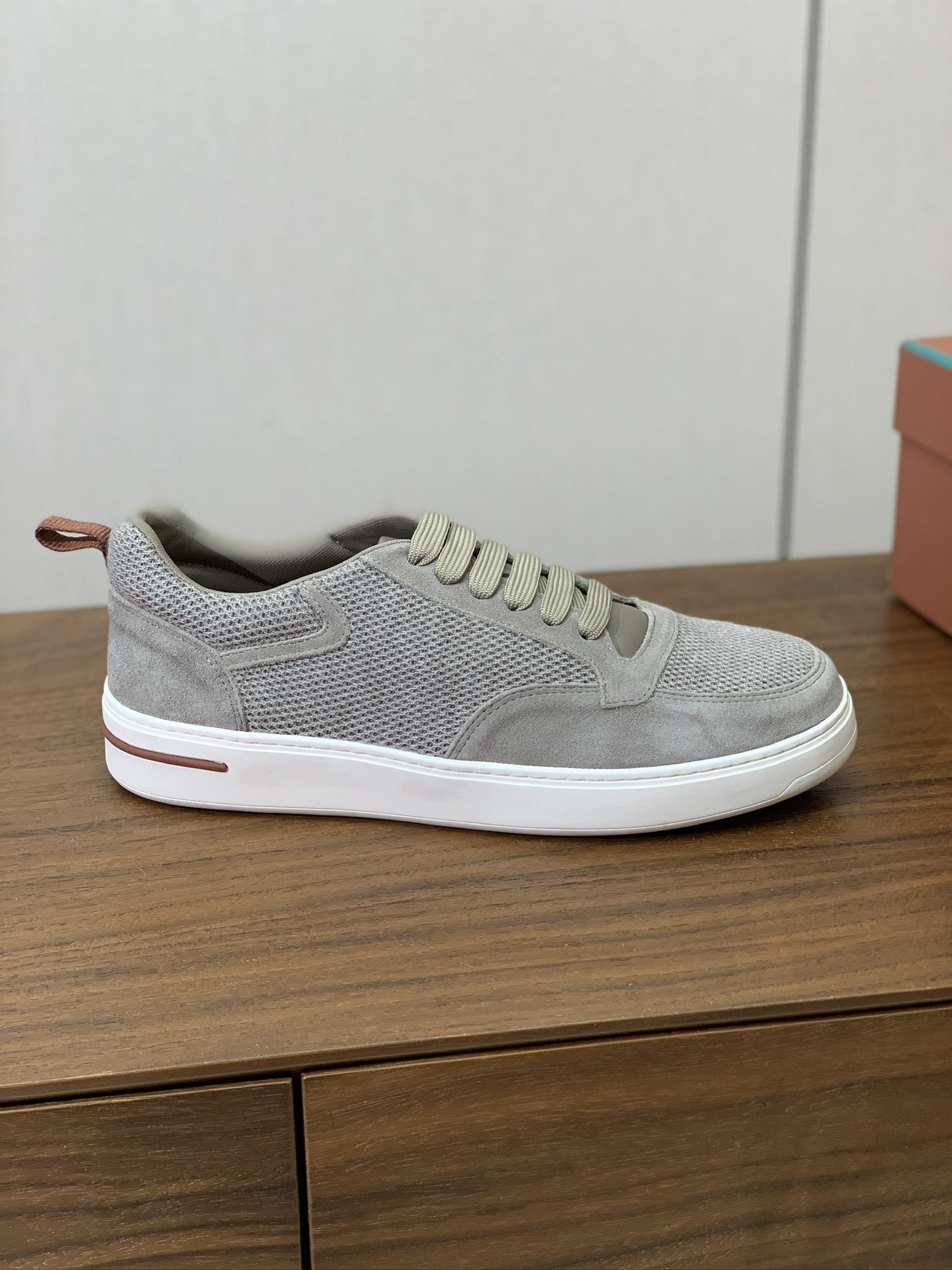 【Loro Piana】男款网面拼接休闲鞋。简约时尚，鞋面采用网面拼接牛反绒。羊皮垫脚。定制橡胶底。码数
