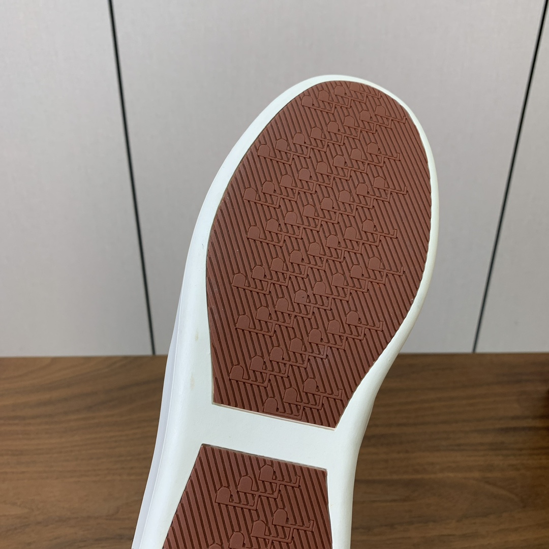 【Loro Piana】男款网面拼接休闲鞋。简约时尚，鞋面采用网面拼接牛反绒。羊皮垫脚。定制橡胶底。码数