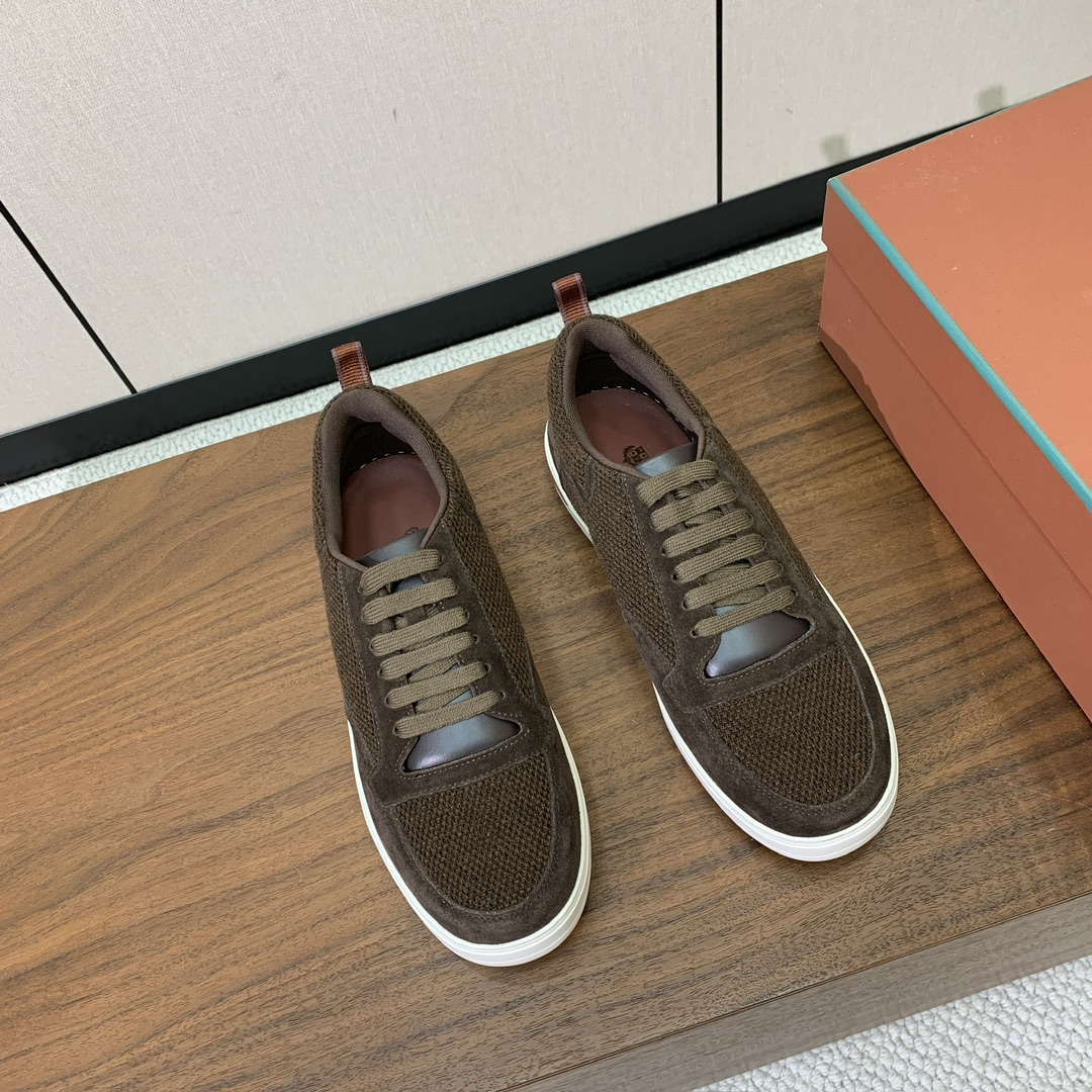 【Loro Piana】男款网面拼接休闲鞋。简约时尚，鞋面采用网面拼接牛反绒。羊皮垫脚。定制橡胶底。码数