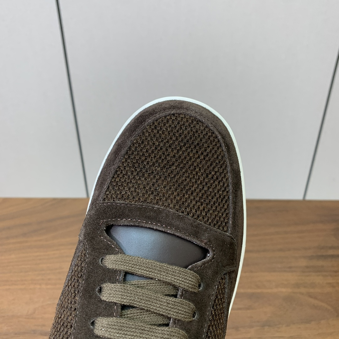 【Loro Piana】男款网面拼接休闲鞋。简约时尚，鞋面采用网面拼接牛反绒。羊皮垫脚。定制橡胶底。码数