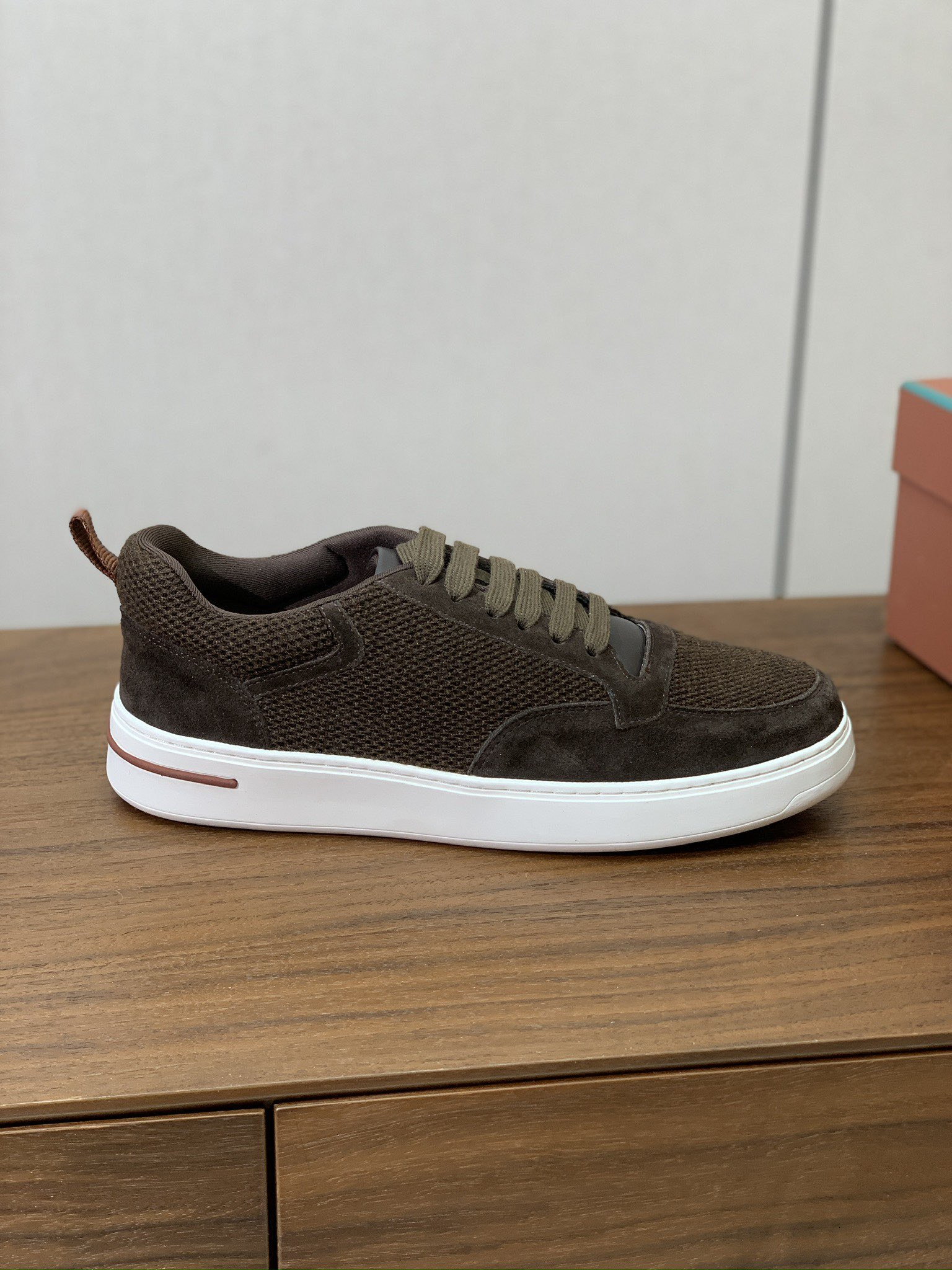 【Loro Piana】男款网面拼接休闲鞋。简约时尚，鞋面采用网面拼接牛反绒。羊皮垫脚。定制橡胶底。码数