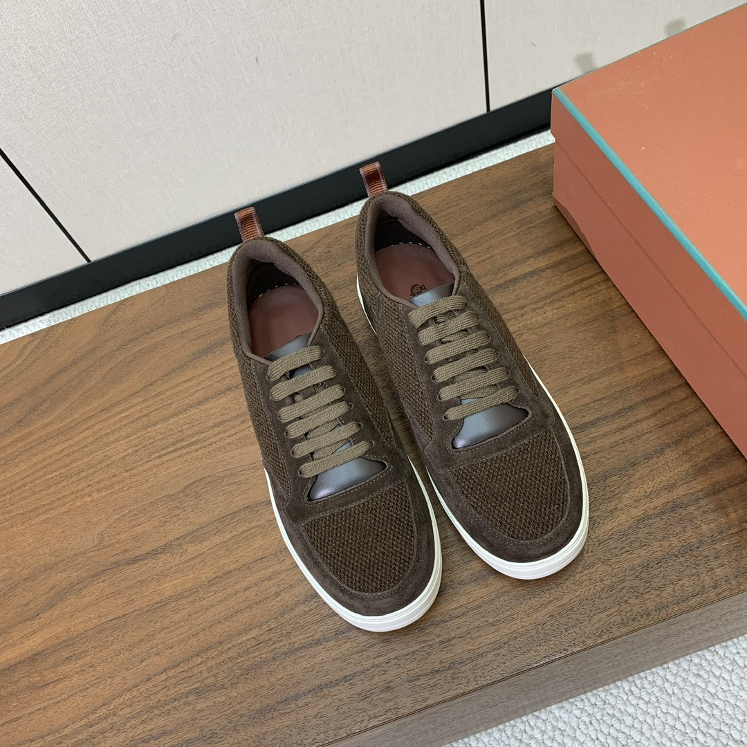 【Loro Piana】男款网面拼接休闲鞋。简约时尚，鞋面采用网面拼接牛反绒。羊皮垫脚。定制橡胶底。码数