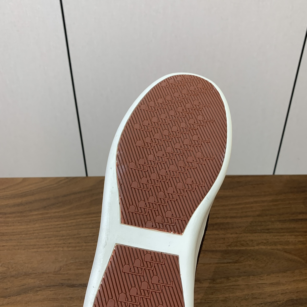 【Loro Piana】男款网面拼接休闲鞋。简约时尚，鞋面采用网面拼接牛反绒。羊皮垫脚。定制橡胶底。码数