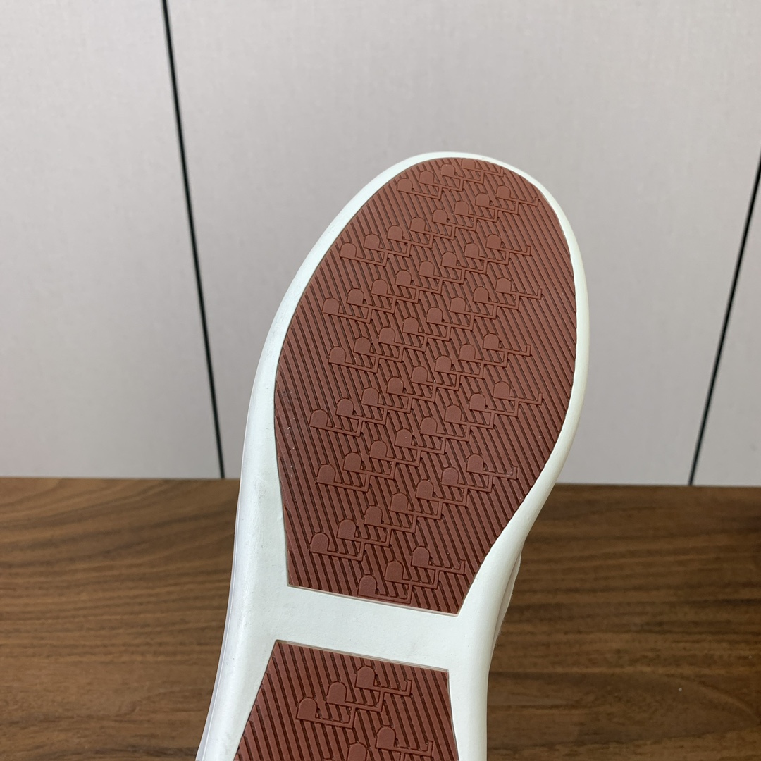 【Loro Piana】男款网面拼接休闲鞋。简约时尚，鞋面采用网面拼接牛反绒。羊皮垫脚。定制橡胶底。码数