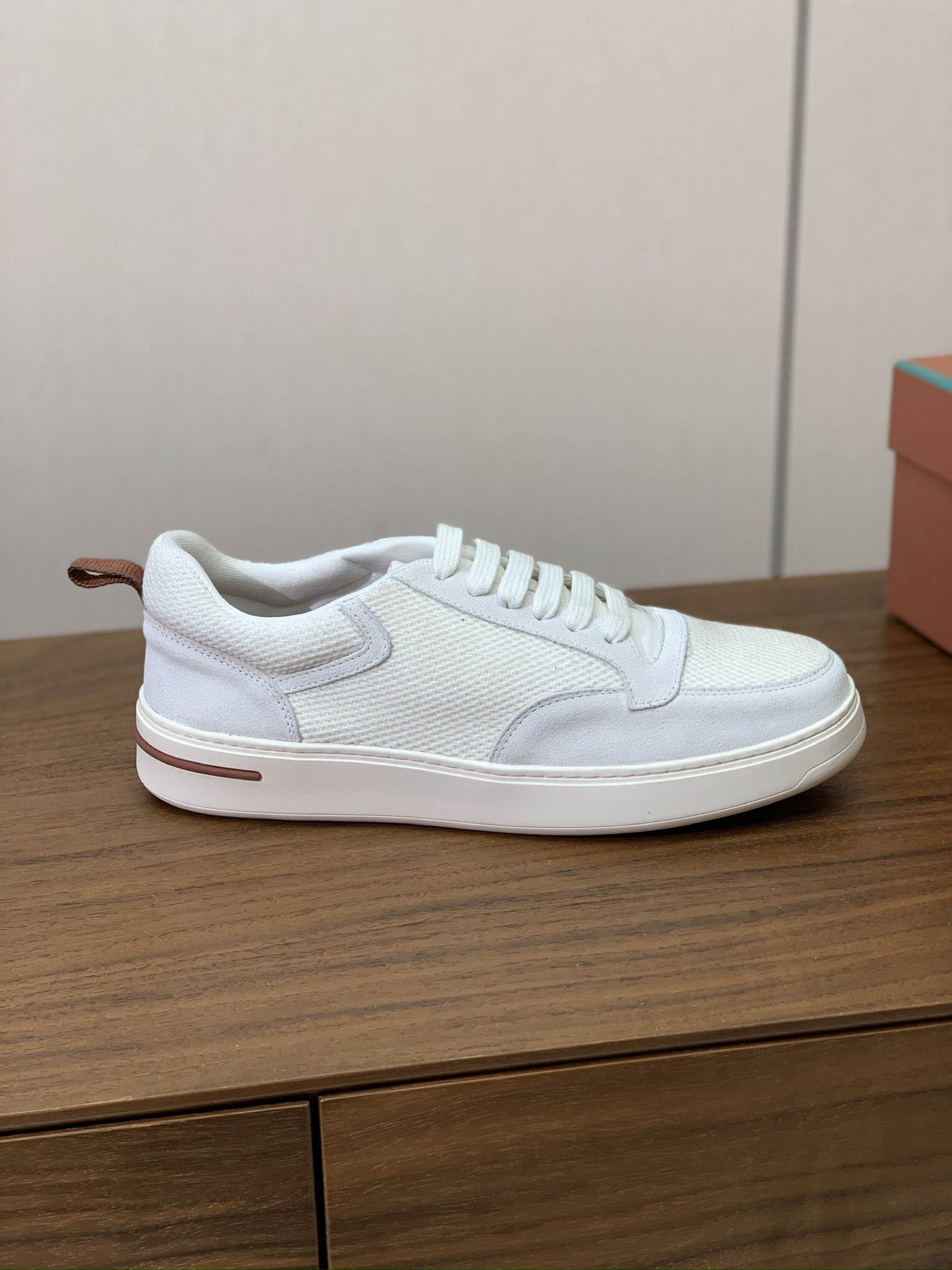 【Loro Piana】男款网面拼接休闲鞋。简约时尚，鞋面采用网面拼接牛反绒。羊皮垫脚。定制橡胶底。码数