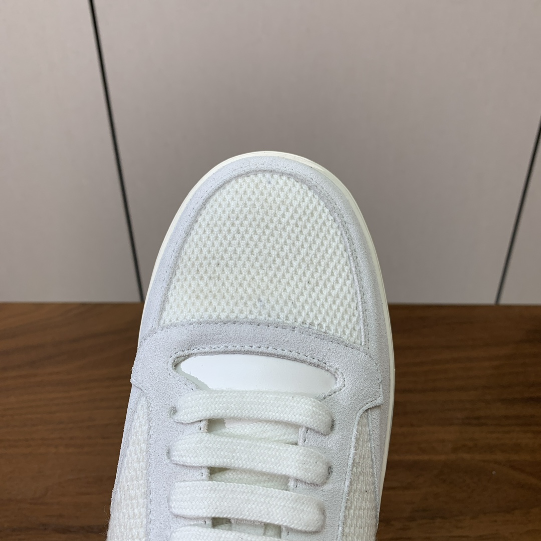 【Loro Piana】男款网面拼接休闲鞋。简约时尚，鞋面采用网面拼接牛反绒。羊皮垫脚。定制橡胶底。码数