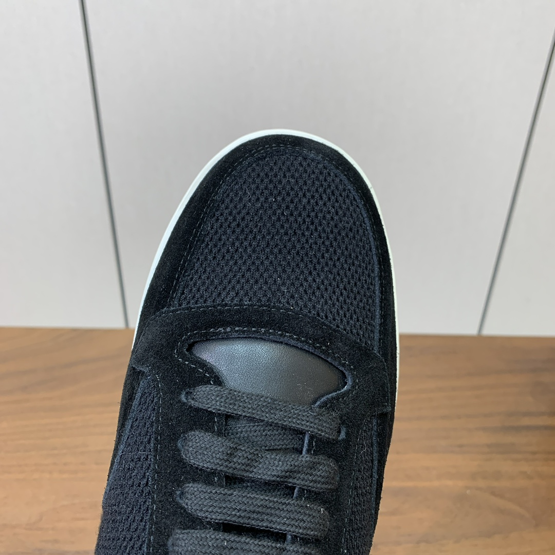 【Loro Piana】男款网面拼接休闲鞋。简约时尚，鞋面采用网面拼接牛反绒。羊皮垫脚。定制橡胶底。码数