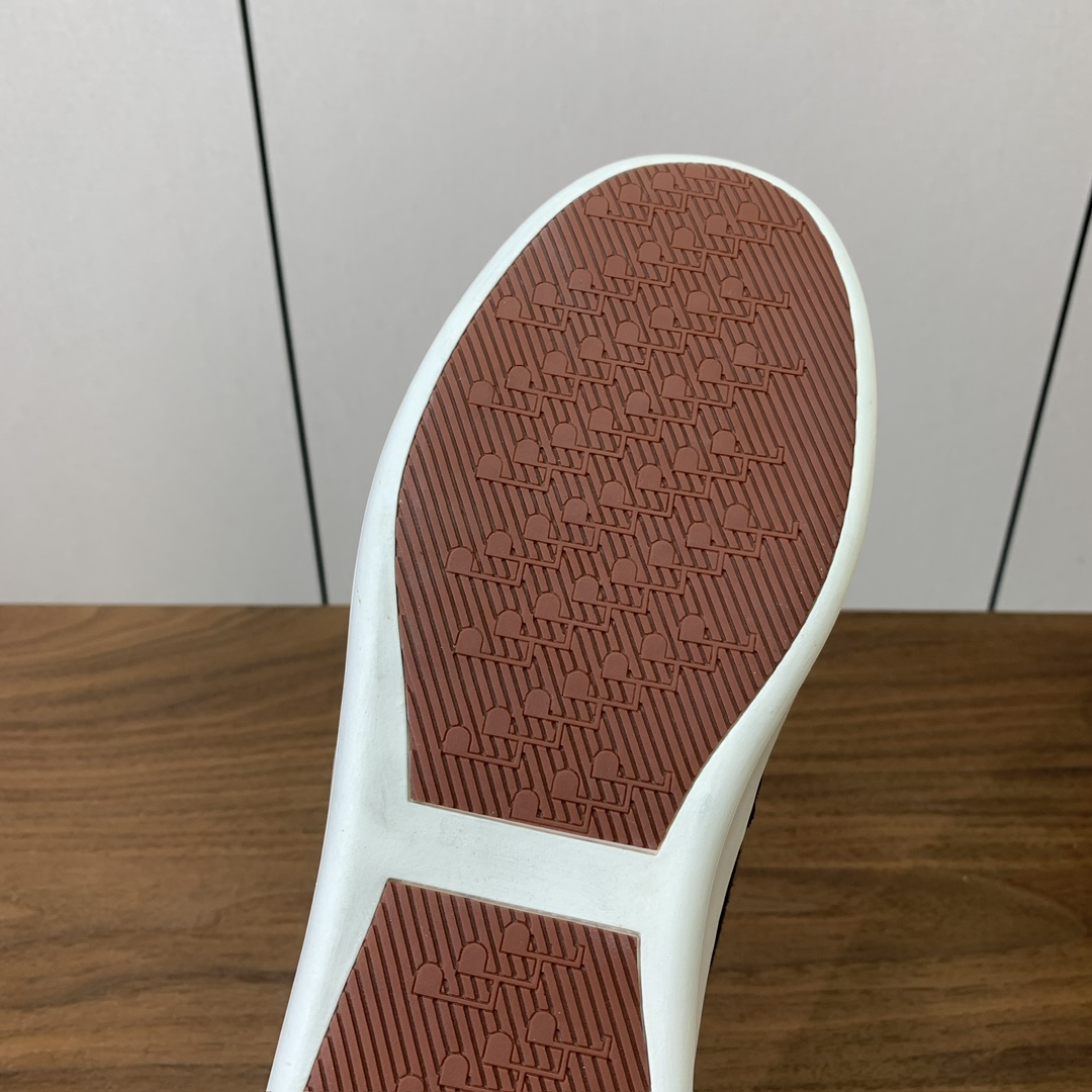 【Loro Piana】男款网面拼接休闲鞋。简约时尚，鞋面采用网面拼接牛反绒。羊皮垫脚。定制橡胶底。码数
