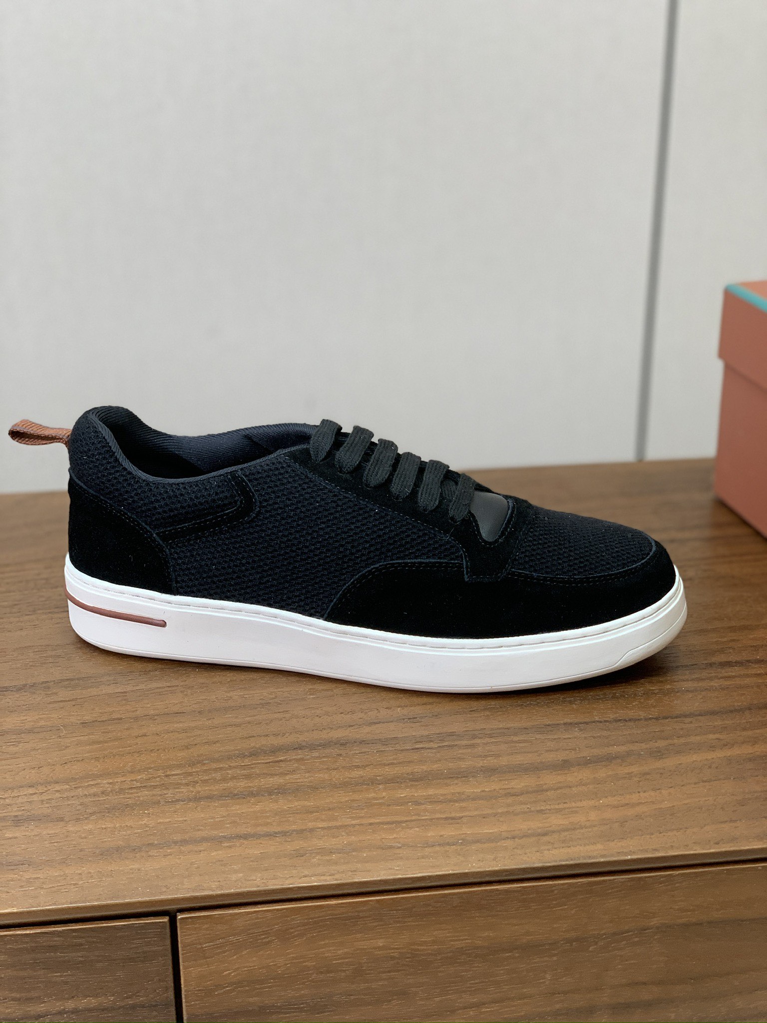 【Loro Piana】男款网面拼接休闲鞋。简约时尚，鞋面采用网面拼接牛反绒。羊皮垫脚。定制橡胶底。码数