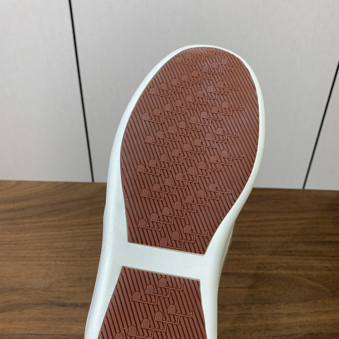 【Loro Piana】男款网面拼接休闲鞋。简约时尚，鞋面采用网面拼接牛反绒。羊皮垫脚。定制橡胶底。码数