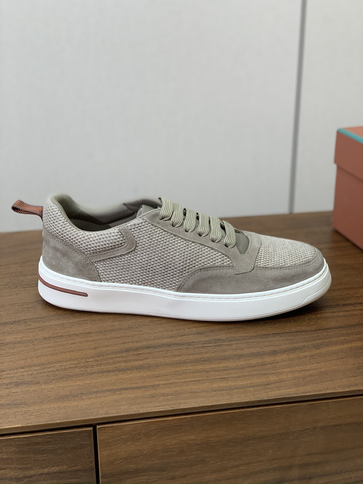 【Loro Piana】男款网面拼接休闲鞋。简约时尚，鞋面采用网面拼接牛反绒。羊皮垫脚。定制橡胶底。码数