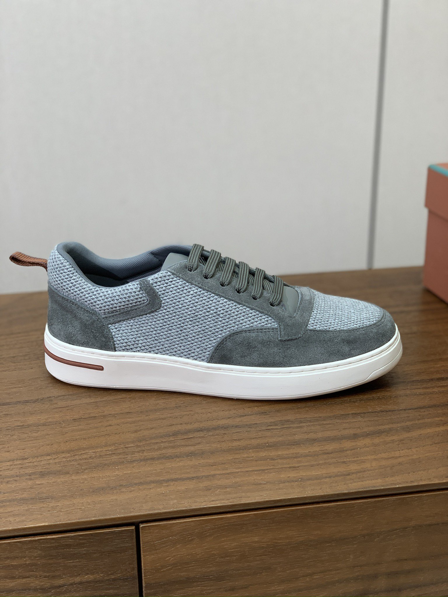 【Loro Piana】男款网面拼接休闲鞋。简约时尚，鞋面采用网面拼接牛反绒。羊皮垫脚。定制橡胶底。码数
