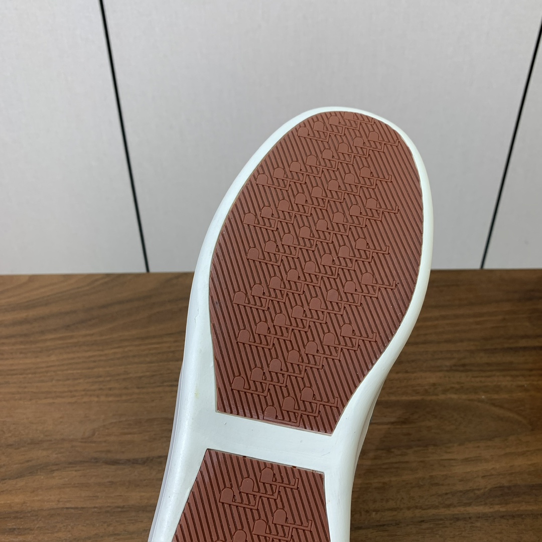 【Loro Piana】男款网面拼接休闲鞋。简约时尚，鞋面采用网面拼接牛反绒。羊皮垫脚。定制橡胶底。码数