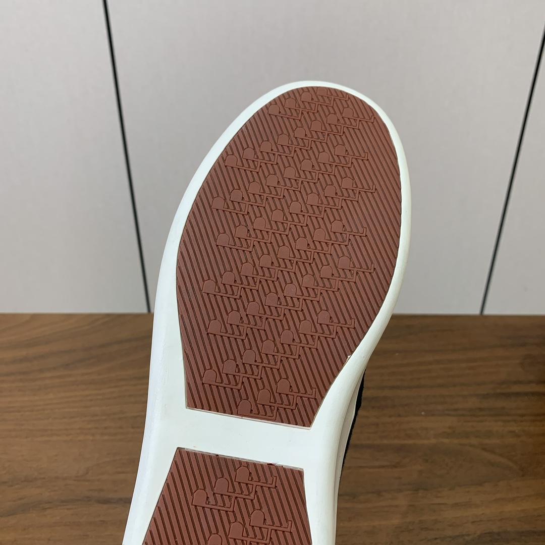 【Loro Piana】男款网面拼接休闲鞋。简约时尚，鞋面采用网面拼接牛反绒。羊皮垫脚。定制橡胶底。码数