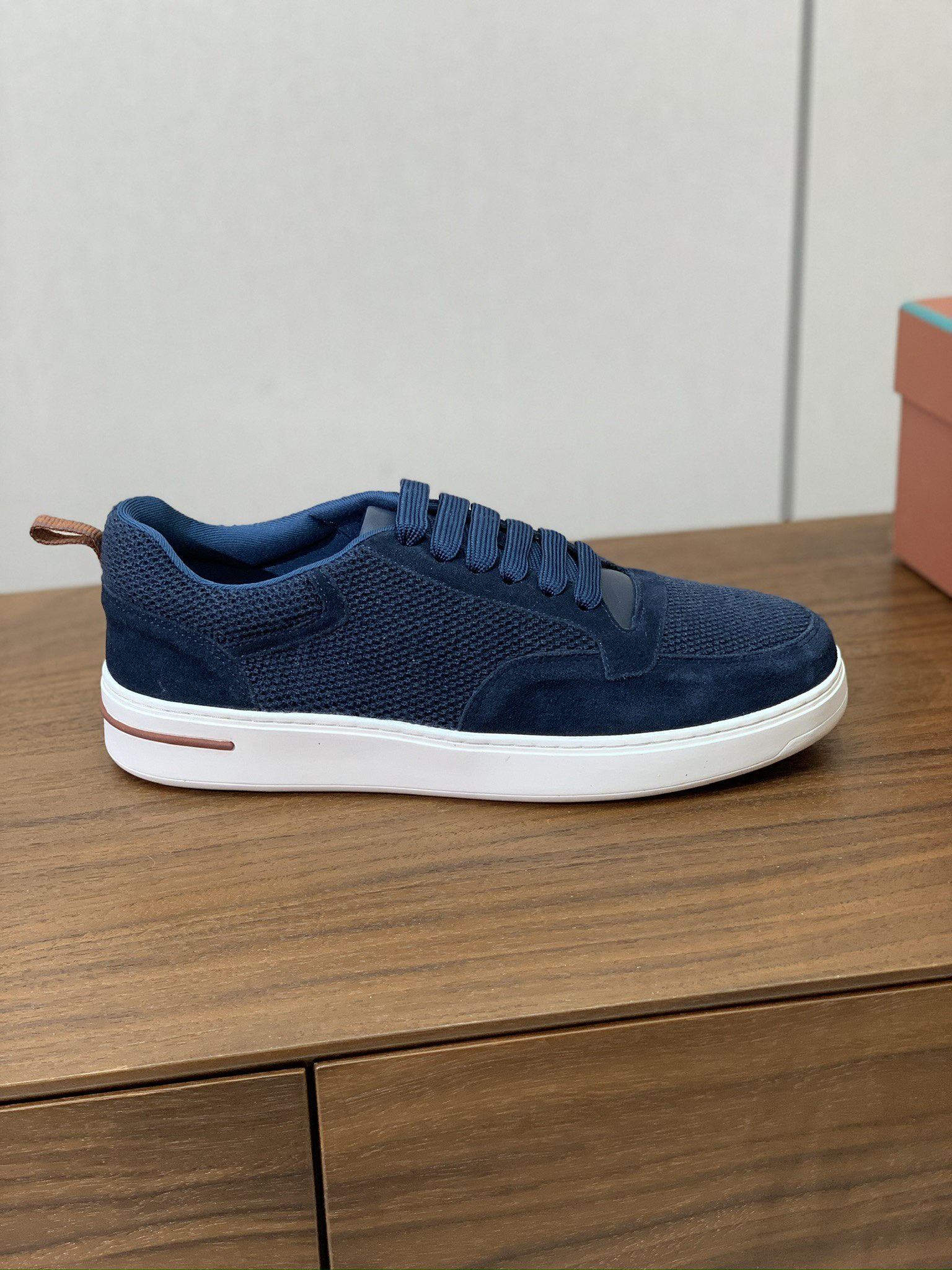 【Loro Piana】男款网面拼接休闲鞋。简约时尚，鞋面采用网面拼接牛反绒。羊皮垫脚。定制橡胶底。码数