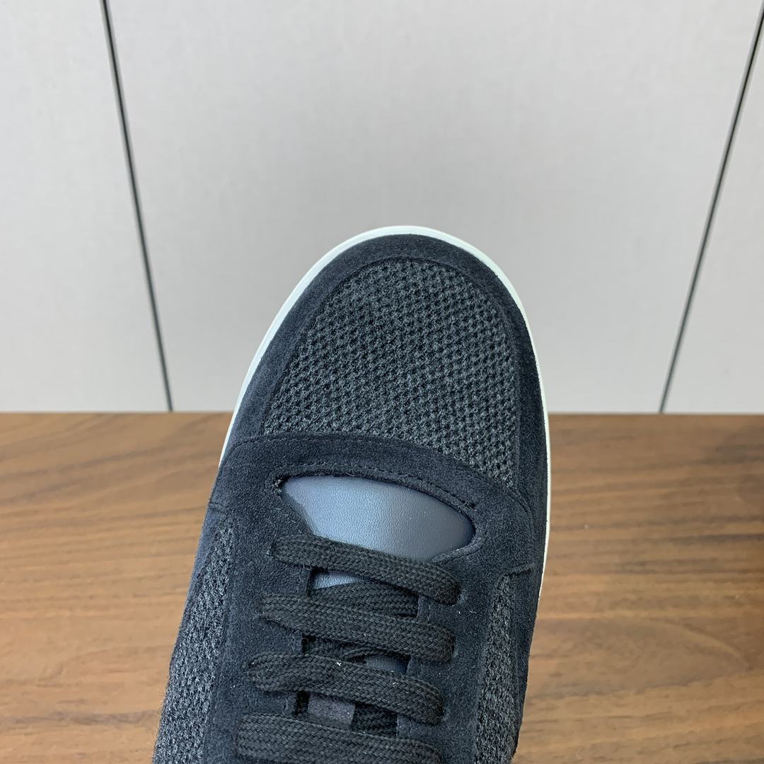 【Loro Piana】男款网面拼接休闲鞋。简约时尚，鞋面采用网面拼接牛反绒。羊皮垫脚。定制橡胶底。码数
