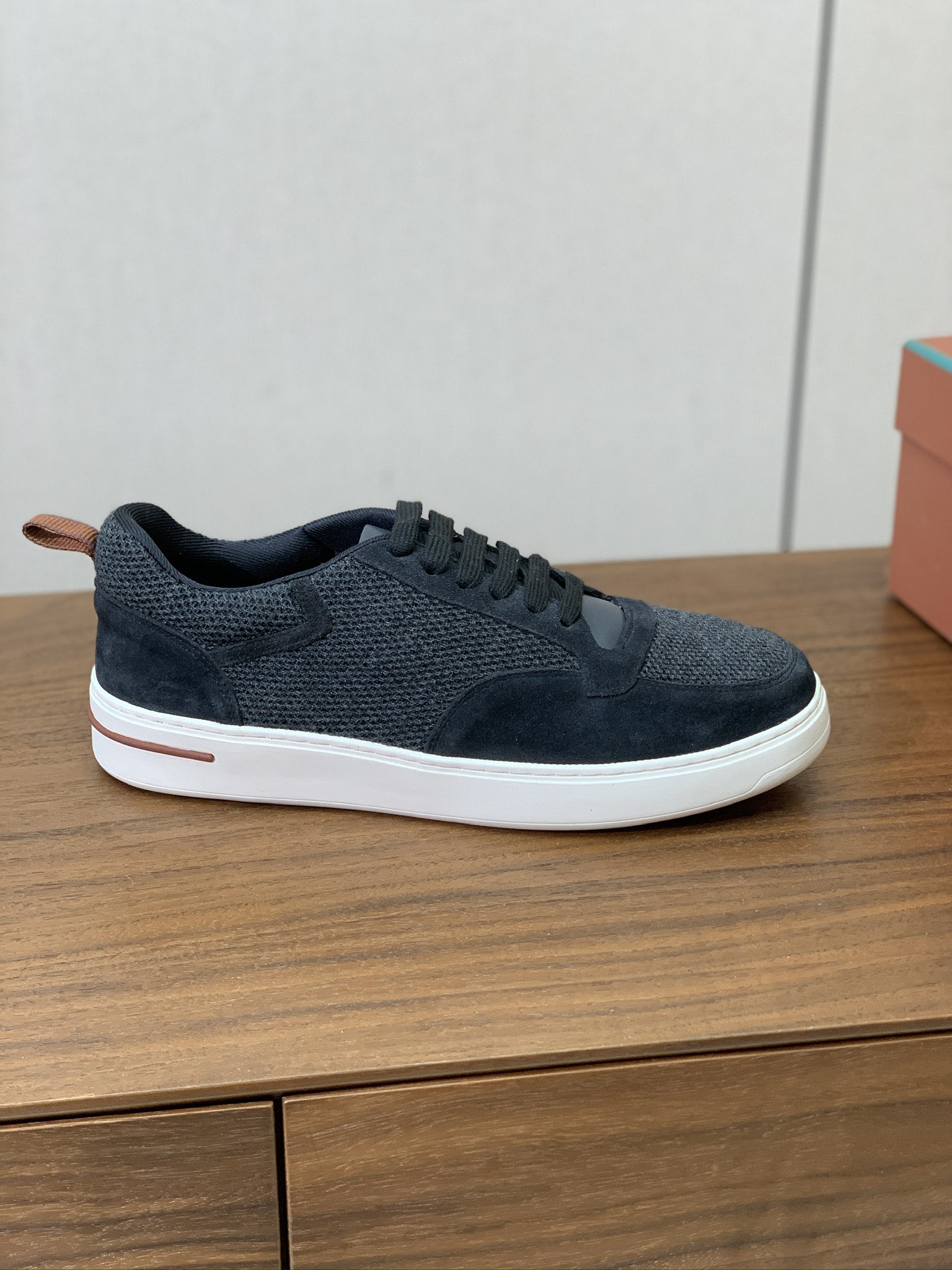 【Loro Piana】男款网面拼接休闲鞋。简约时尚，鞋面采用网面拼接牛反绒。羊皮垫脚。定制橡胶底。码数
