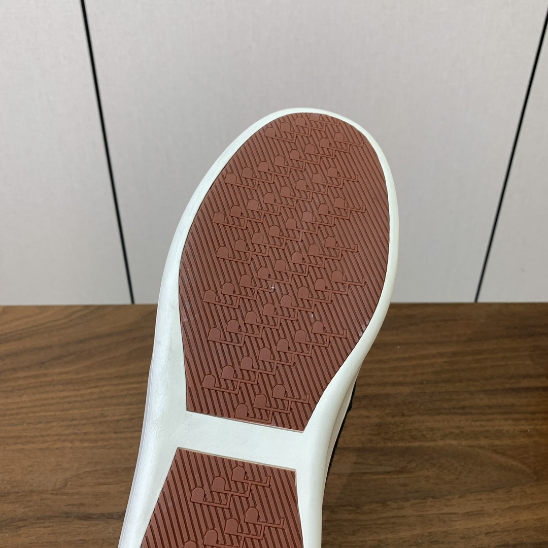 【Loro Piana】男款网面拼接休闲鞋。简约时尚，鞋面采用网面拼接牛反绒。羊皮垫脚。定制橡胶底。码数
