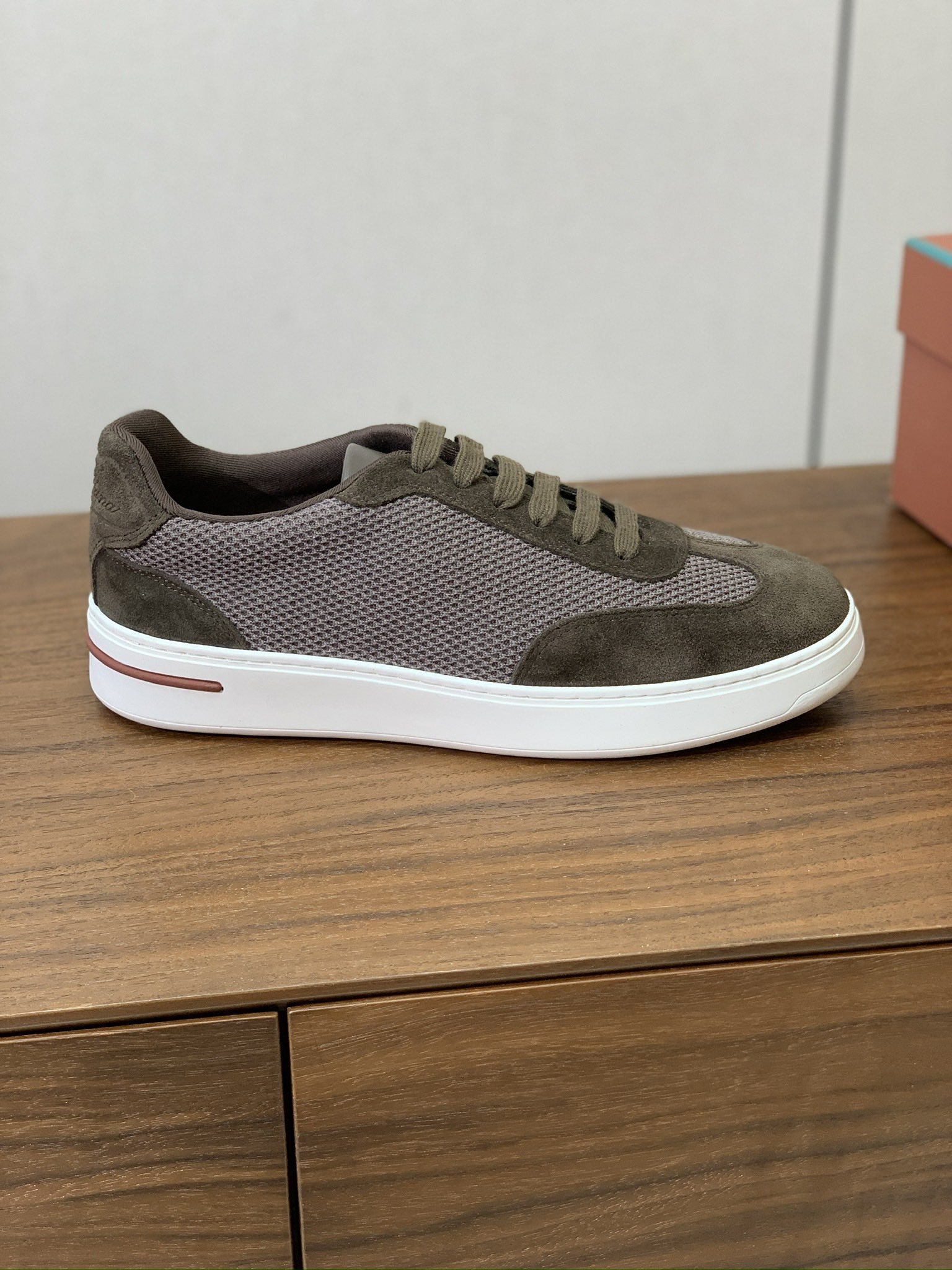 【Loro Piana】男款网面拼接休闲鞋。简约时尚，鞋面采用网面拼接牛反绒。羊皮垫脚。定制橡胶底。码数