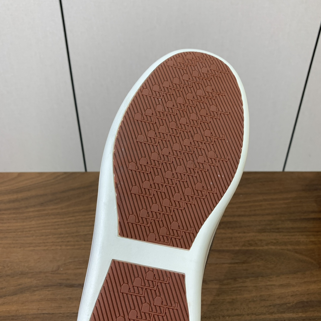【Loro Piana】男款网面拼接休闲鞋。简约时尚，鞋面采用网面拼接牛反绒。羊皮垫脚。定制橡胶底。码数