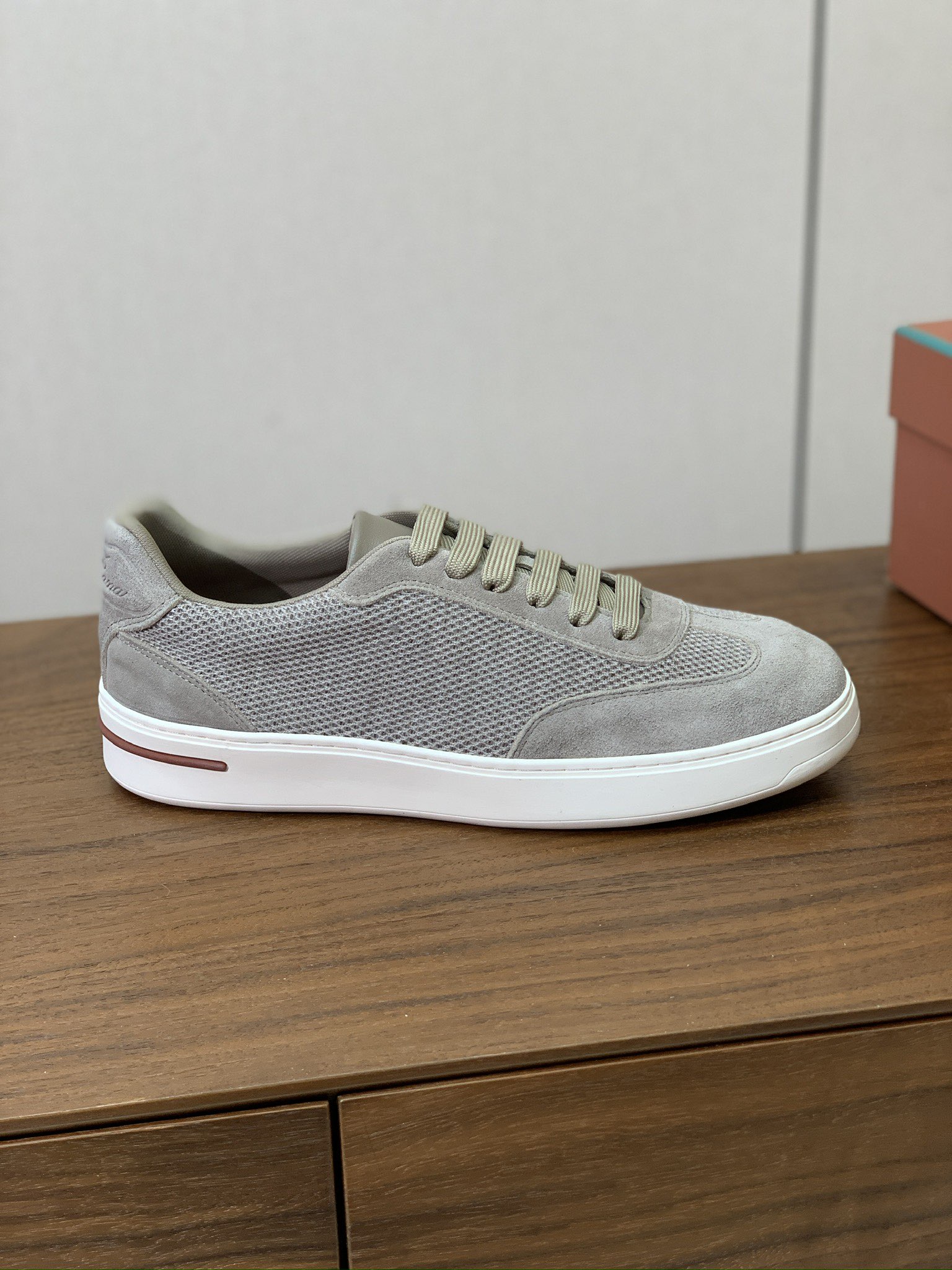 【Loro Piana】男款网面拼接休闲鞋。简约时尚，鞋面采用网面拼接牛反绒。羊皮垫脚。定制橡胶底。码数