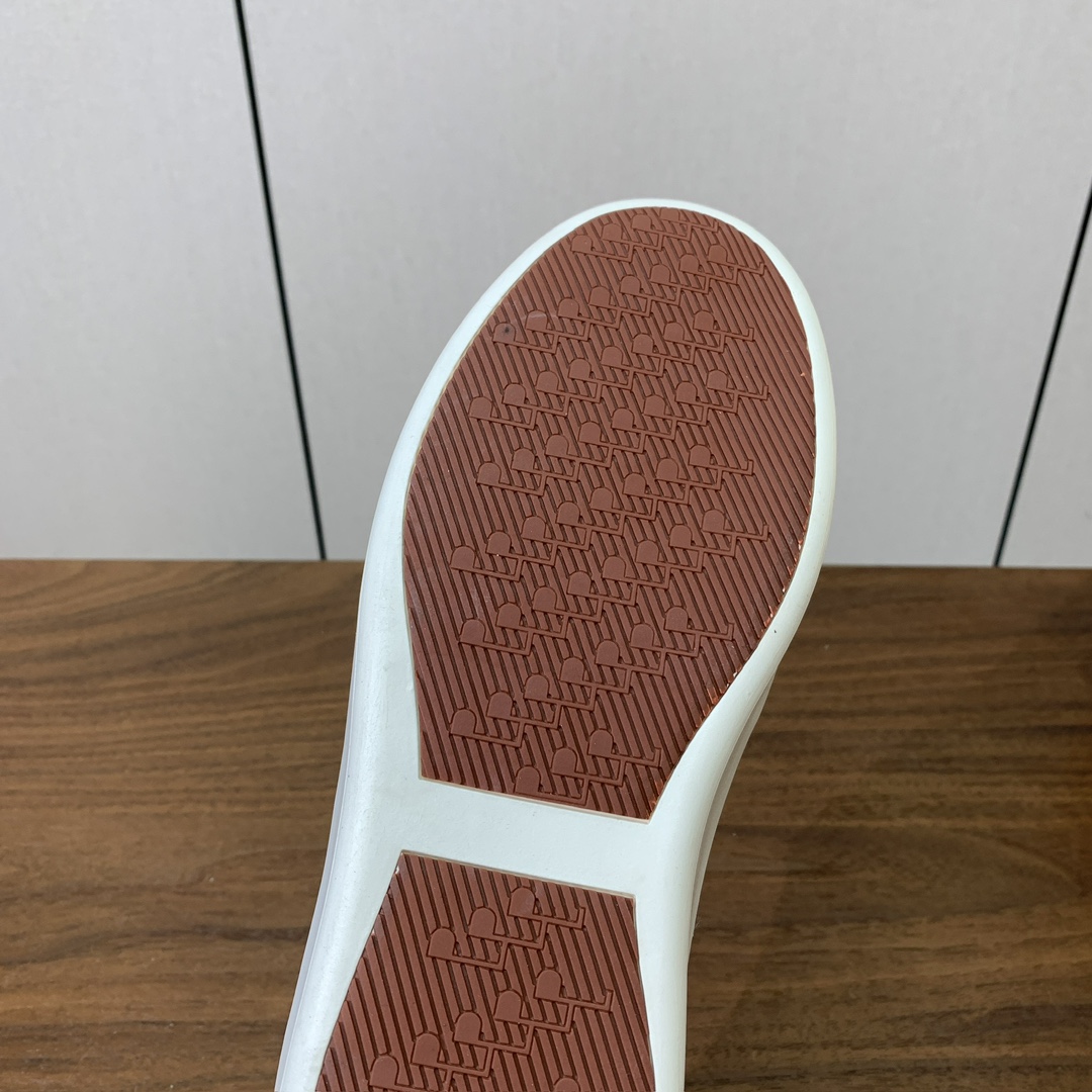 【Loro Piana】男款网面拼接休闲鞋。简约时尚，鞋面采用网面拼接牛反绒。羊皮垫脚。定制橡胶底。码数