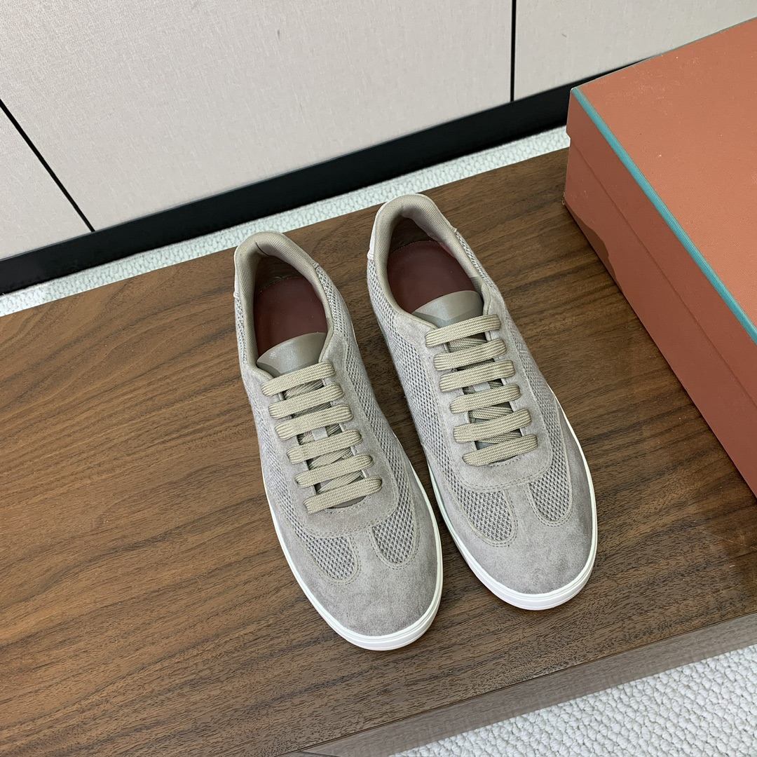 【Loro Piana】男款网面拼接休闲鞋。简约时尚，鞋面采用网面拼接牛反绒。羊皮垫脚。定制橡胶底。码数